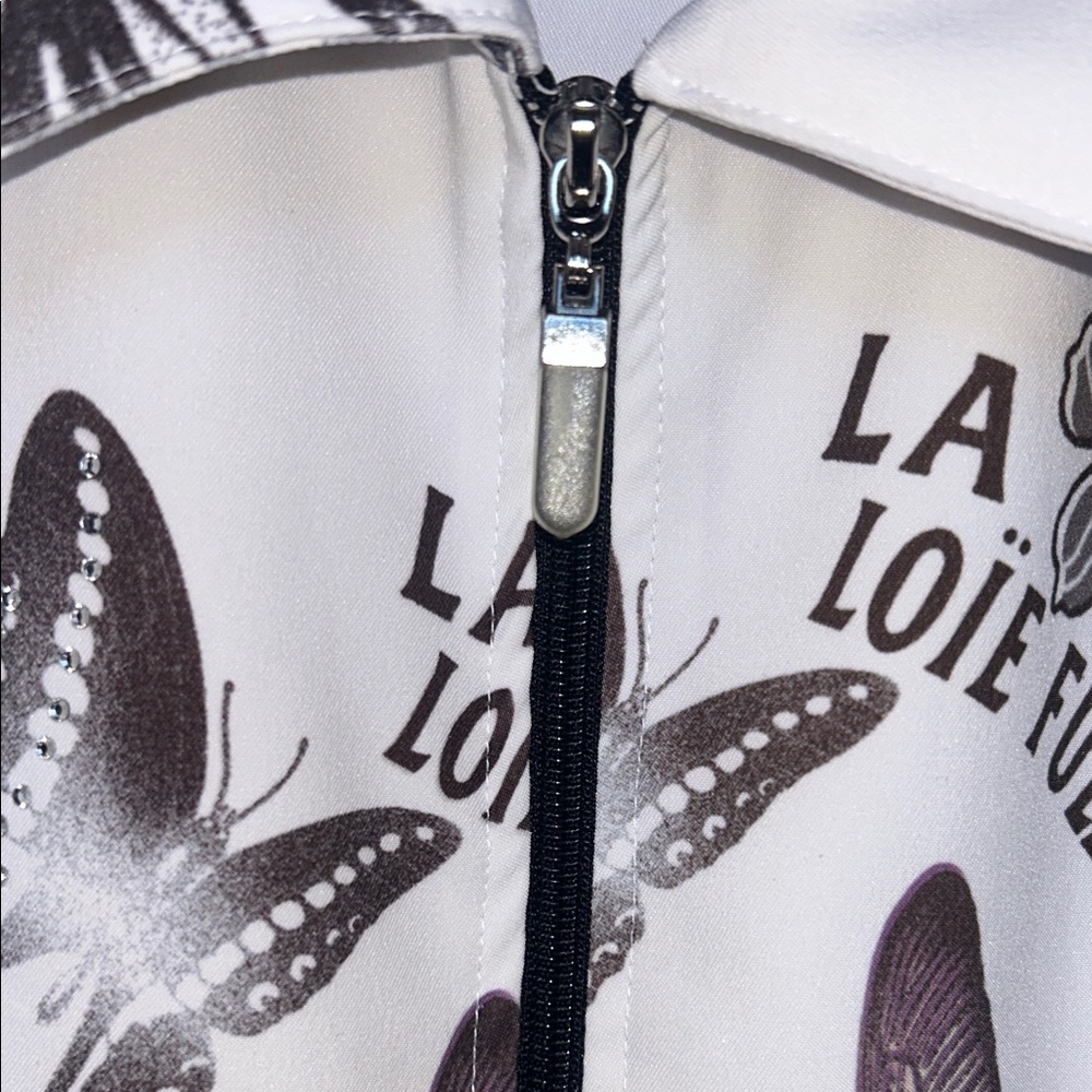 Elegant Butterfly Print Sleeveless Blouse - Picture 3 of 10